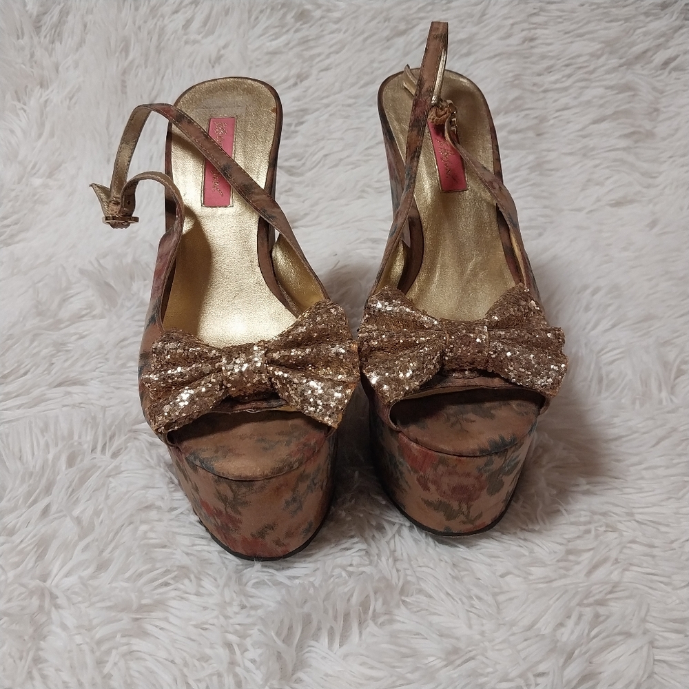 Vintage floral Betsey Johnson platforms 7.5 cottagecore